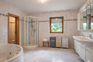 Bad mit Toilette KI-Beispiel